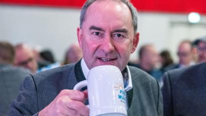 Bild: Armin Weigel/dpa
Freie-Wähler-Chef Hubert Aiwanger redet eigentlich immer frei - Redemanuskripte nutzt er praktisch nie.