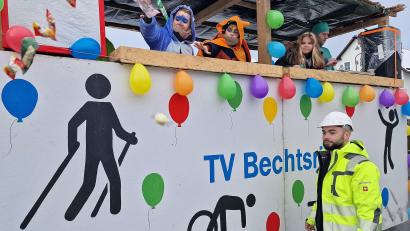 Bild: Der Gaudiwurm in Bechtsrieth zum Faschingsfinale lockte hunderte Zuschauer. 
Auch der TV Bechtsrieth war am Start.