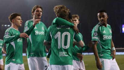 Bild: Uncredited/AP/dpa
Nick Woltemade (2.v.l.) jubelt mit Vierfach-Torschütze Anthony Gordon (Nummer 10).