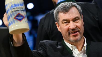 Bild: Sven Hoppe/dpa
Auch CSU-Chef Söder prostet am Aschermittwoch gerne mit Bierkrügen - auch wenn er selbst keinen Alkohol trinkt.