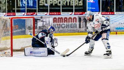 Bild: Elke Englmaier
Travis Turnbull (hier bei einem Duell mit den Blue Devils noch im Trikot der Dresdner Eislöwen) verlässt den Tabellenletzten der DEL und wechselt zum Tabellenletzten der DEL2, dem ESV Kaufbeuren.