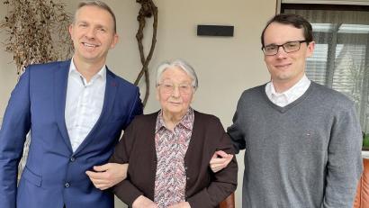 Bild: Richard Lorenz
Bürgermeister Michael Wilfahrt (links) und Pfarrer Maximilian Moosbauer gratulierten der Jubilarin Maria Lorenz.