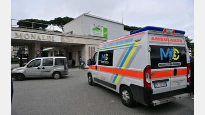 Bild: Felice De Martino/IPA via ZUMA Press/dpa
Der kleine Junge wird in der Monaldi-Klinik von Neapel behandelt.