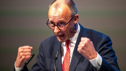 Bild: Harald Tittel/dpa
Beim Politischen Aschermittwoch in Trier gab sich Merz kämpferisch.