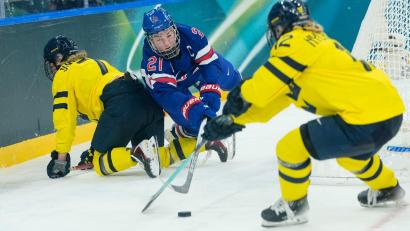 Bild: Petr David Josek/AP/dpa
US-Eishockeyspielerin Hilary Knight (M) machte ihrer Partnerin Brittany Bowe einen Heiratsantrag.