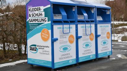 Bild: as
So sehen die neuen Altkleidercontainer aus, die der Landkreis bereits an 51 Orten aufstellen ließ. Dieser Sammelbehälter steht in Tirschenreuth auf dem Freibad-Parkplatz.