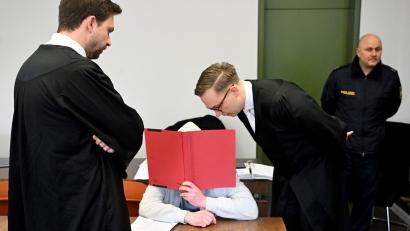 Bild: Felix Hörhager/dpa
Der Angeklagte mit seinen Anwälten Johannes Makepeace und Andreas Remiger.