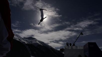 Bild: Julia Demaree Nikhinson/AP/dpa
Spektakuläre Sprünge: Meiting Chen im olympischen Aerials-Wettbewerb