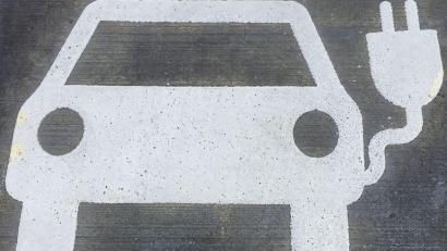 Symbolbild: Heike Unger
Wenn ein Verkäufer vom E-Auto schwärmt, kann man skeptisch sein. Und wilde Geschichten, "die man so hört", verunsichern. Da kann es helfen, mit jemandem zu sprechen, der schon elektrisch fährt: Das ZEN Ensdorf vermittelt solche "Praktiker".