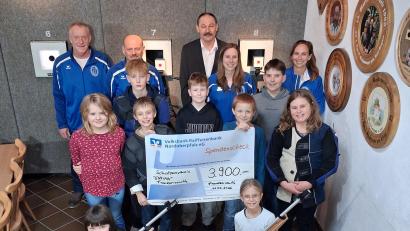 Bild: Volksbank Raiffeisenbank Nordoberpfalz
Der Schützenverein Enzian Frankenreuth konnte dank vieler Spenden neue Lasergewehre für Kinder und Jugendliche anschaffen.