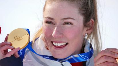 Bild: Michael Kappeler/dpa
Zurück ganz oben: Mikaela Shiffrin bejubelt ihr insgesamt drittes Olympia-Gold.