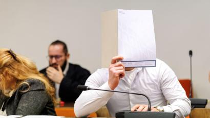Bild: Matthias Balk/dpa
Der 28-Jährige hatte zum Prozessauftakt ein umfangreiches Geständnis abgelegt. (Archivbild)