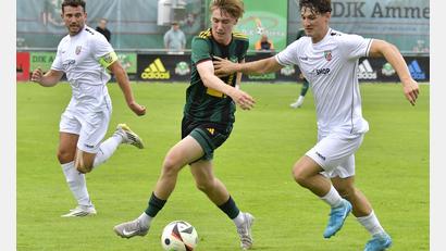Archivbild: Hubert Ziegler
Noah Pirner (Mitte, Szene aus einem früheren Spiel) half der DJK Ammerthal durch seinen Anschlusstreffer im Toto-Pokal gegen Feucht in die nächste Runde.