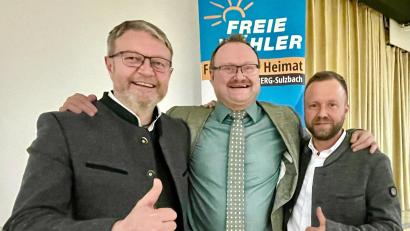 Bild: Gerhard Krones
Bei seinem kämpferischen Auftritt zum Politischen Aschermittwoch hatte Uwe König (Bildmitte) die volle Unterstützung des Generalsekretärs der Freien Wähler Hans Martin Grötsch (links) und von Landtagsabgeordnetem Bernhard Heinisch (rechts).