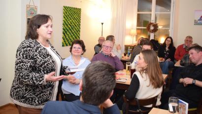 Bild: bnr
Mit einer sehr engagierten und mit viel Humor gewürzten Rede unterstützte SPD-Landratskandidatin Marianne Schieder (stehend) die Nabburger Stadtratskandidaten ihrer Partei beim Politischen Aschermittwoch.