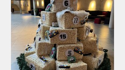 Bild: Sebastian Lehnert/Cineplex Amberg
Sogenannte Popcornwürfel inklusive Überraschungsgutscheinen hat das Cineplex Amberg in der Adventszeit an die Kinogäste versteigert.