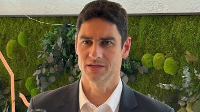 Bild: Karoline Gajeck-Scheuck
Prof. Dr. Florian Risch berichtet über das Thema kontaktloses, induktives E-laden auf der Autobahn und damit unbegrenzte Reichweite