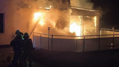 Bild: Polizeiinspektion Sulzbach-Rosenberg
Als die Feuerwehr anrückt, schlagen die Flammen bereits aus den Fenstern und dem Wintergarten. Die Einsatzkräfte konnten durch schnelles Handeln ein vollständiges Niederbrennen und ein Übergreifen auf Nachbargebäude verhindern.