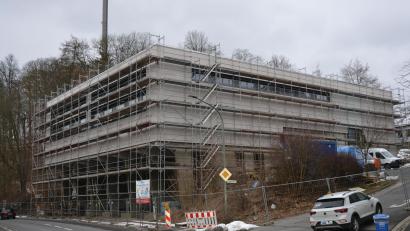 Bild: Thorsten Schreiber
Die Baustelle für die Zweifachturnhalle der Johann-Andreas-Schmeller-Mittelschule an der viel befahrenen Mühlbühlstraße gehört seit fast drei Jahren zum Tirschenreuther Stadtbild. Im Frühjahr sollen die Arbeiten abgeschlossen werden, der genaue Zeitpunkt steht noch nicht fest.