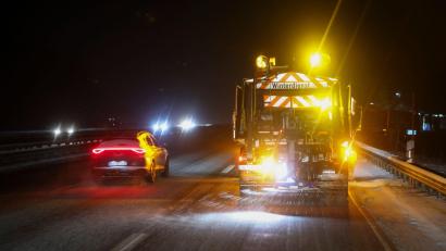 Bild: Christian Charisius/dpa
Es könne erhebliche Einschränkungen im Berufsverkehr geben, schrieb der Wetterdienst.