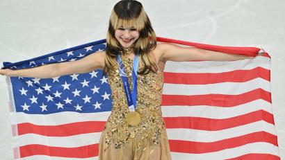 Bild: Peter Kneffel/dpa
Alysa Liu bejubelt mit der US-Fahne ihre Goldmedaille.