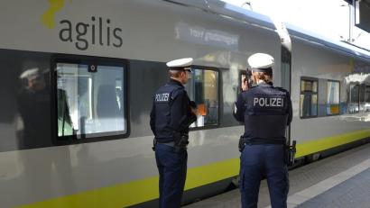 Symbolbild: Bundespolizei
Ein 25-Jähriger hatte während einer Zugfahrt vor einer ihm gegenübersitzenden Frau sexuelle Handlungen an sich vorgenommen.