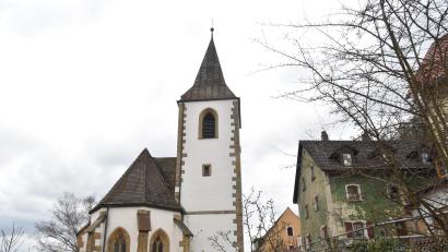 Archivbild: Andreas Royer
In Rosenberg ist die Sperrung des Kirchwegs notwendig, um mit Hilfe eines Autokrans den Glockenstuhl an der Johanniskirche zu erneuern.