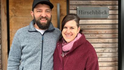 Bild: ck
Johannes und Christine Maurer freuen sich über die Bestätigung ihrer fünf Sterne für ihre beiden Modul-Ferienhäuser "Hirschblick" und "Schlossblick" in Neuenhammer bei Georgenberg.