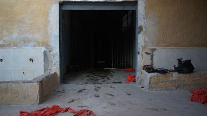 Bild: Moawia Atrash/dpa
Insassen des al-Schaddadi-Gefängnisses in Syrien konnten im Januar fliehen, wurden aber später teils wieder geschnappt und in den Irak gebracht. (Archivbild)