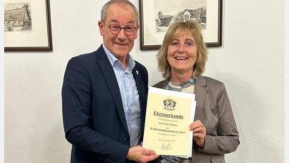 Bild: mrr
Bürgermeister Erwin Geitner ehrte in der letzten Sitzung des Marktgemeinderates Erika Müllner für 20 Jahre im Amt als Rätin.