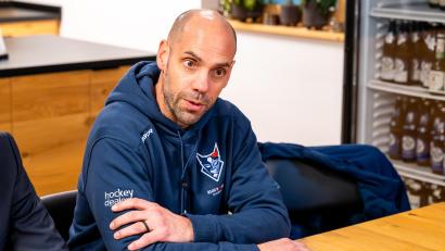 Bild: Elke Englmaier
In der neuen Folge "Powerplay" geht es vor allem um den neuen Mann an der Bande der Blue Devils Weiden: Der Kanadier Alan Letang.