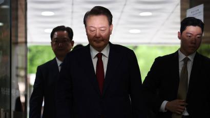 Bild: Kim Hong-Ji/Pool Reuters/AP/dpa
Ex-Präsident Yoon Suk Yeol droht die Todesstrafe. (Archivfoto)