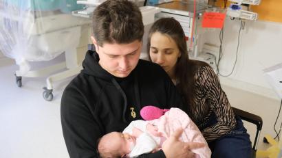 Bild: Sandra Dietl/Klinikum St. Marien Amberg
Die Familie glücklich vereint: Cvitlana, ihr Mann und die kleine Tochter Ariana.