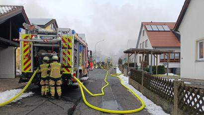 Bild: nic
Rauchschwaden zogen noch durch den Dr.-Hauer-Weg während die Einsatzkräfte der Feuerwehr einen Garagenbrand bekämpften.