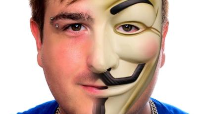 Bild: Ano/Biswanger
Gregor Biswanger mit einer "halben" Guy-Fawkes-Maske. Mit diesem Bild präsentiert Biswanger sein Format auf der Streaming-Plattform Twitch "my-coding-zone.de". Im März kommt der KI-Experte nach Weiden.
