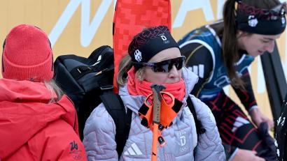 Bild: Hendrik Schmidt/dpa
Nach dem Drama in der Staffel versteckte Franziska Preuß ihr Gesicht.