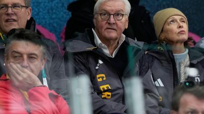 Bild: Petr David Josek/AP/dpa
Bundespräsident Steinmeier ist auch Sportfan - er unterstützt Olympische Spiele in Deutschland. (Archivbild)