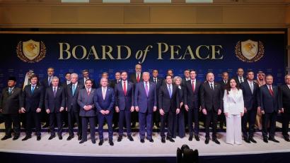 Bild: Mark Schiefelbein/AP/dpa
Der Friedensrat ist zu einer ersten Sitzung in Washington zusammengekommen.