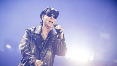 Bild: Moritz Frankenberg/dpa
Klaus Meine von den Scorpions kommt als „Special Guest“ zu „Sing meinen Song“. (Archivbild)