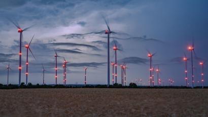 Symbolbild: Patrick Pleul/dpa
Auch aus Windrädern wird Müll. Wegen illegaler Entsorgung sind seit längerem deutsche und tschechische Behörden aktiv.