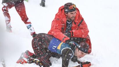 Bild: Daniel Karmann/dpa
Vinzenz Geiger liegt im Schnee und wird von Teamkollege Johannes Rydzek getröstet.