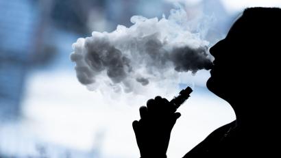 Bild: Silas Stein/dpa
Hat diese Vaperin gerade einen der 13 umstrittenen Inhaltsstoffe inhaliert? Die Wahrscheinlichkeit ist hoch. (Symbolbild)