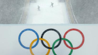 Bild: Oliver Weiken/dpa
Es war nicht die Kälte: Dass TV-Reporterin Danika Mason bei einer Live-Schalte verwaschen sprach, lag am Alkohol.