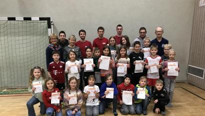 Bild: Schimmer/exb
30 Kinder und Erwachsene bekommen beim 1. FC Schmidgaden das Sportabzeichen überreicht.
