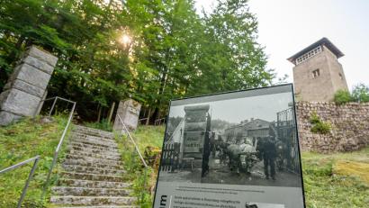 Archivbild: Armin Weigel/dpa
Noch kann man die KI-Bilder von historischen Fotos unterscheiden. Echte Fotos, die in den damaligen Konzentrationslagern aufgenommen wurden, sind eher dunkel und teilweise unscharf.