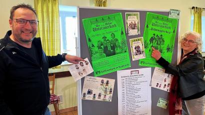 Bild: ihl
Norbert Lehner und Monika Graf deuten auf eine ihre Lieblingsrollen. Norbert Lehner auf Schippe in "Gspenstermacher" und Monika Graf auf Paula in "Schmugglerbazi". Die beiden spielen seit Jahrzehnten auf der kleinen Bühne im Unterauerbacher Pfarrheim.