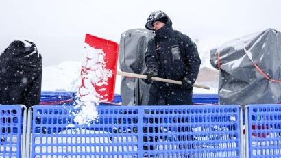 Bild: Julia Demaree Nikhinson/AP/dpa
Heftiger Schneefall wirbelt bei den Winterspielen den Zeitplan in Livigno durcheinander.