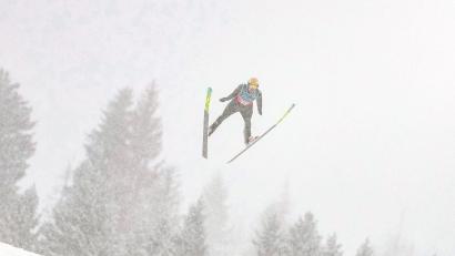 Bild: Matthias Schrader/AP/dpa
Johannes Rydzek und seine Kollegen sprangen bei starkem Schneefall.