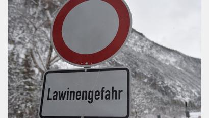 Bild: Angelika Warmuth/dpa
Ein Schild warnt vor Lawinengefahr. (Symbolbild)