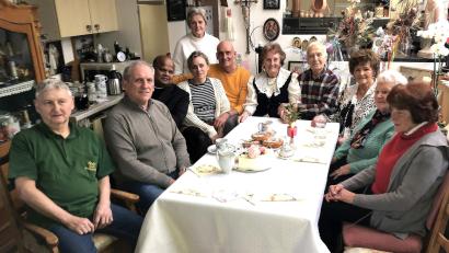 Bild: wro
Im Familien- und Freundeskreis feierte Christine Galbakioti (Fünfte von rechts) ihren 85. Geburtstag. Zu den Gratulanten gehörten Bürgermeister Werner Prucker (Zweiter von links) und Pfarrer Lawrence Michael (Dritter von links).